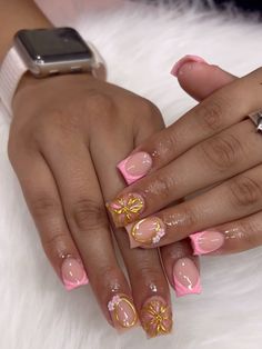 Pink Shirt Nails Acrylic, Pink White Gold Nails, Gold Chrome Short Nails, Xs Nails Designs Short, Medium Square Acrylic Nails Pink, Pink And Gold Nails Short, Light Pink Nails With Gold, Pastel Square Nails, Hawaiin Nails Ideas