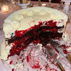 Gothic Red Velvet Cake, Dark Red Cake, Vampire Party Ideas, Horror Birthday Party Ideas, Vampire Birthday Party, Horror Themed Birthday Party, Horror Birthday Party, Vampire Cake, Goth Cake