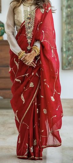 Crop Shrug Outfit, Karwachauth Saree Ideas, Chikankari Saree Styling, Karwachauth Dress Ideas Saree, Boho Saree Look, Saree With Jacket Style, Simple And Elegant Saree Look, Karwachauth Look In Saree, Red Saree Bridal Look