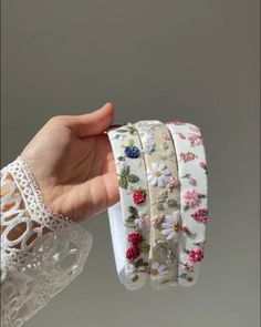 Hand Embroidered Headband, Embroidered Hairband, Hair Bands Diy, Embroidered Hair Bows, Hand Beaded Embroidery, Diy Embroidery Designs, Handmade Hair Clip, Diy Bag Designs