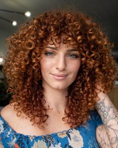 Caramel Highlights On Dark Curly Hair Highlights On Brown Hair Straight, Highlights On Dark Curly Hair, Honey And Caramel Highlights, Tight Perm, Brown Hair Straight, Caramel Highlights On Brown Hair, Tight Curly Hair, Highlights On Brown Hair, Dark Curly Hair