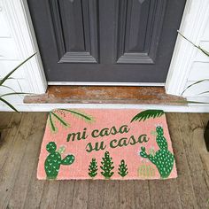 a door mat that says mi casa su casa with cactus and leaves on it