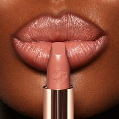 Hot Lips 2 JK Magic Model dark Charlotte Tilbury Hot Lips, Magic Lipstick, Lipstick Kit, Rose Lipstick, Natural Lip Colors, Satin Lipstick, Lipstick Collection, Hot Lips, Pink Lipstick