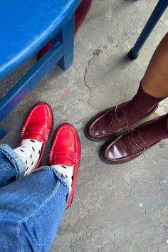 Preppy Chic in Steve Madden's Fall 2024 collection features standout boots and loafers. Combining contemporary trends with ‘90s nostalgia, it includes sleek loafers, platforms, distressed knee-high boots with rhinestones, tassels and metallic accents. Available in pops of red as well as bordeaux, rich burgundy / wine red, black, chic chocolate brown suede, these pieces are ideal for back-to-school & autumn outfits. Perfect for pairing with dresses, jeans, shorts, and skirts. Style Women’s Loafers, Outfits With Loafers, Burgundy Loafers, Steve Madden Loafers, Steve Maddens, Gentleman Shoes, Preppy Chic, Autumn Fits, Rich Burgundy