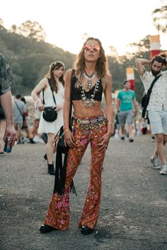 Boho Hippie Outfits Carnaval, Bush Doof Outfits, Woodstock Outfit, Boho Dress Outfit, Music Festival Accessories, Hippy Fashion, Boho Festival Outfit, Look Festival