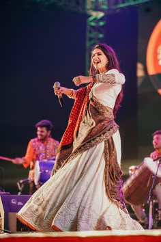 Traditional Gujarati Outfit, Gujarati Dress Style, Kinjal Dave Navratri Outfit, Kathak Lehenga, Kinjal Dave Chaniya Choli, Dandiya Dress Style, Panetar Lehenga Gujarati, Gujarati Chaniya Choli, Garba Dresses