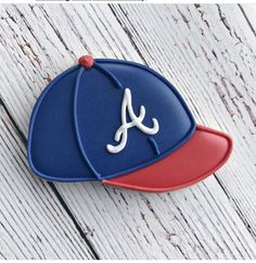 the atlanta braves baseball cap cookie is made out of fondant