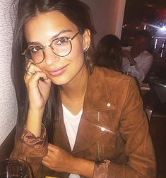 emily ratajkowski óculos de grau Bangs And Glasses, Glasses Outfit, Emily Ratajkowski Style, Chic Glasses, Eleanor Calder, Geeky Girls, Oversized Glasses, Girl Fashion Style