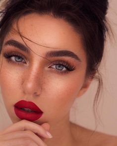 Pinterest: @ LOLAxxLOLA Red Lips Makeup Look, Hourglass Makeup, Make Up Gold, Red Lip Makeup, Makeup Tutorial Eyeshadow, Pinterest Makeup, Brown Makeup, Beauty Make-up