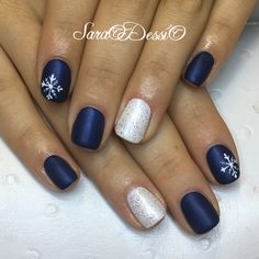 Winter Nail Designs For Short Nails, Winter Nails Navy Blue, Navy Blue Christmas Nails Winter, Winter Blue Dip Nails, January Gel Nails Ideas, Blue Winter Nail Designs Short, January Manicure, January Nail Colors Winter, Navy Blue Snowflake Nails