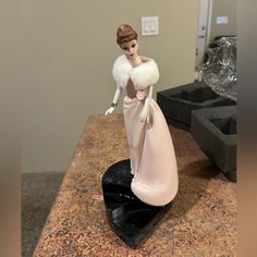 there is a figurine that is on the counter