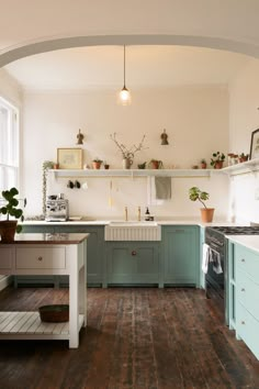 kitchen remodel ideas Edwardian Villa, Devol Shaker Kitchen, Blue Shaker Kitchen, Model Dapur, Devol Kitchens, Simple Kitchen Design, Comfy Place, Kabinet Dapur, Interior Vintage