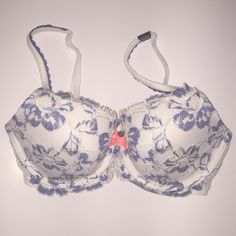 Beutuful Bra Fitted Blue Bra With Floral Print, Blue Lace Trim Bra For Spring, Fitted Blue Floral Print Bra, White Padded Bra For Spring, Spring White Padded Bra, Fitted Casual White Bra, Casual Blue Fitted Bra, Casual White Fitted Bra, Casual Fitted White Bra