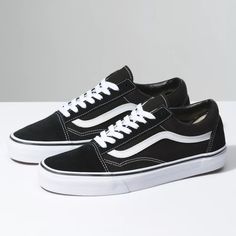 Brand New In Box And Never Worn. Ships Out Same Day If Purchased By 1pm Cst Monday-Saturday. Vans Vintage, Tenis Vans, Old Skool Black, Dr Shoes, Vans Era, Classic Vans, Vans Black And White, Shoes Vans, Black Vans