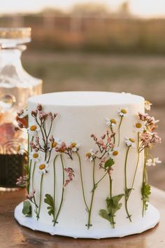 Taylor and Justin's backyard wedding in Arizona was a wildflower themed wedding. This spring wedding theme is so fun for all outdoor weddings! This wildflower wedding cake was so beautiful and delicious. Minimal wedding cake, simple wedding cake, wedding cake ideas, flower wedding cake, floral wedding cake ideas, wildflower wedding ideas, wild flower wedding decorations. Head to jaidynmichele.com for more wedding ideas and tips! Wildflower Wedding Cake, Wildflower Cake, Wildflower Birthday Party, Western Bridal Showers, Bolo Rapunzel, Wedding In Arizona, Wildflower Party, Summer Wedding Cakes, Wildflower Baby Shower