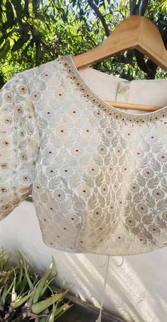 White Blouse With Embroidery Work, White Brocade Blouse Designs, White Blouse Hand Work Design, Off White Blouse Designs Work, White Brocade Blouse, White Blouse Designs For Saree, White Blouse Designs