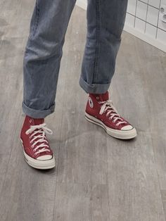 Red Sneakers Aesthetic, Converse Outfit High Top, Red Converse Outfit Ideas, Red Hightop Converse, Rory Gilmore Style, Red Chucks