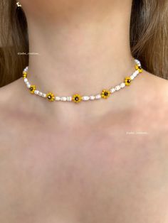 Necklace with river beads and sunflowers 🌻 Made with river beads, glass beads and stainless steel hooks.   ✨Size The necklace measures 37cm + 4,5cm of stainless steel chain 🧼Keep away from water and other liquids as they may damage the beads. 🚚Do you want the shipment always updated with the tracking number? add this listing (for EU countries) https://jadescreationsit.etsy.com/listing/1726764225 📦I am not responsible for any shipping delays, or if the package is lost. Sunflower Seed Bead Necklace, River Pearls, Minimal Necklace, Sunflower Necklace, Eu Countries, Womens Jewelry, Floral Necklace, Seed Bead Necklace, Delicate Necklace