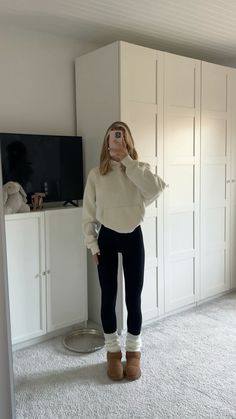 Out Fit Inspo Clean Girl, Cleab Girl Style, Autumn Style Inspiration Outfit Ideas, Outfit Ideas Everyday Winter, Outfits Idea For School, Cozy Outfit For School, Greys Anatomy Outfit Ideas, Clean Girl Leggings Outfit, Cute Outfits Clean Girl