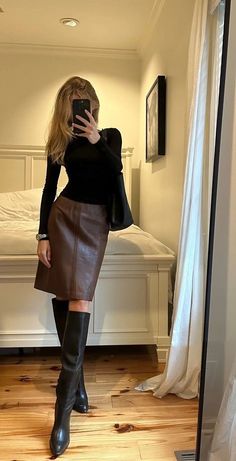 Chicago Business Outfits, Outfits With Black Boots And Jeans, Stylish Corporate Fashion, Errand Outfit Fall, Corporate Feminine Outfit, Retro Feminine Style, 90s City Fashion, Charlotte York Work Outfits, Cute Chic Outfits Classy