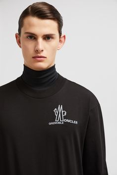 Featuring in a multi-functional wardrobe, this crew neck t-shirt is a versatile staple. The long sleeve style is crafted from cotton jersey while logo details complete the style. Long Sleeve Cotton T-shirt With Logo, Functional Wardrobe, Moncler Logo, Latest T Shirt, Outerwear Outfit, Dress With Cardigan, T-shirt Polos, Black Logo, Ski Jacket