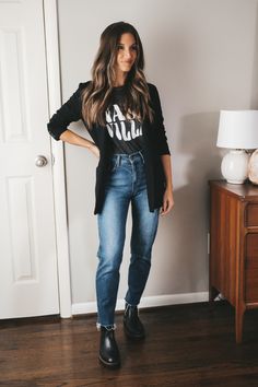 Outfits For A Gig, Casual Glam Style, Cute Fall Professional Outfits, Casual Edgy Outfits Fall, Simple Jeans Outfit Casual, Casual Warm Fall Outfits, Roadtrip Outfit Fall, Fall Blazer Outfits For Women, Professional Jeans Outfit