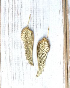 These lovely golden brass wing earrings are beautiful enough for a special occasion or a fun statement for everyday. Each earring measures approx. 2 1/4 inches from the top of the ear wire to the bottom of the wing. A whimsical pair of earrings! PLEASE NOTE: ►There are NO returns on earrings (for health/hygiene reasons) Your earrings will arrive in a beige cotton drawstring bag with a gift tag. Perfect for gift giving or a fun little treat for yourself. This jewelry bag can be re-purposed to hol