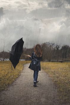 Umbrella In The Rain, I Love Rain, Autumn Rain, Umbrella Art, Image Film, Love Rain, Singing In The Rain, Walking In The Rain, Rainy Night