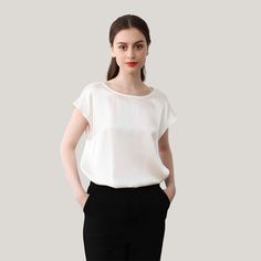 ● 100% ULTRA-PREMIUM MULBERRY SILK.● Classic round neck design, the natural pearly luster of high-quality mulberry silk.● Loose fit, reject boring curves, light and fashionable.● The T-shirt edges are finely routed, adding an attractive detail to a minimalist design. Summer Office Wear, Ice Blue Color, Silk Tee, Silk T Shirt, Office Wear Women, Women Office, Loose Shorts, Silk Material, Pink Beige