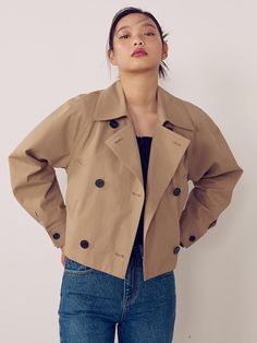 This is a short trench with an attractive three-dimensional silhouette and light crop length. The detachable belt detail and padding design on the back add points. You can style the belt in a variety of ways, such as letting it hang naturally or tying it back.- Made of high-quality twill cotton material with a soft feel- Raglan sleeves allow for comfortable movement- Pockets on both sides for practical use- Open and close using buttons that match the design*The color of the product may differ from the actual color depending on the monitor resolution. Chic Belted Cropped Outerwear, Belted Cropped Jacket For Spring, Chic Cropped Belted Outerwear, Chic Belted Outerwear For Spring, Chic Double-breasted Belted Outerwear, Spring Beige Belted Outerwear, Spring Beige Outerwear With Belt, Spring Outerwear With Belt Detail For Work, Spring Workwear Outerwear With Belt Detail