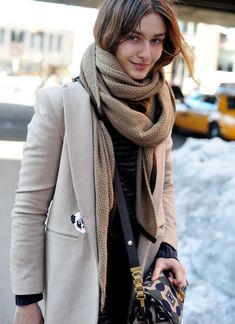 Mantel Styling, Wearing A Scarf, Walking Down The Street, Perfect Fall Outfit, Chunky Scarves, Scarf Style, Stil Inspiration, Looks Street Style, Herren Outfit