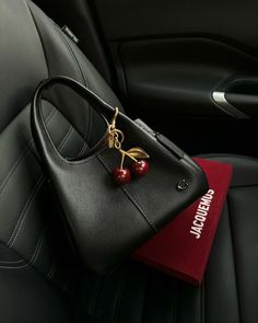 Fall Handbags 2024, Purses And Handbags Aesthetic, Black Purse Aesthetic, Bags Aesthetic Luxury, Luxury Bags Aesthetic, Vintage Bags 1950s, Purses Aesthetic, Handbag Aesthetic, Sacs Tote Bags