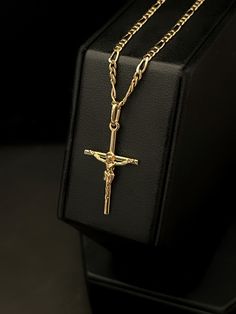 Joya: Cadena Figaro + Dije Longitud: 60 cm Peso: 5.3 gr sin Dije Ancho: 2.5 mm sin Dije Cartier, Cross Necklace, Arrow Necklace