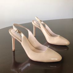 - Designer = Cole Haan - Size 6.5m. Trunk 16 - Msrp = $298 Rich Glossy Tan Patent Leather Cole Haan Women’s Size 6.5b Round Toe Sling Back Heel. - Padded Leather Insole And Leather Outsole. - 3.5” Inches Kitten Heels. - Genuine And Authentic Or Your Money Back. Trunk 16 Elegant Patent Leather Slingback Pumps With Almond Toe, Elegant Cream Slingback Pumps, Beige Slingback Pumps With Branded Insole For Formal Occasions, Beige Slingback Pumps With Branded Insole For Formal Events, Fitted Cream Slingback Pumps For Formal Occasions, Round Toe Kitten Heels With 4-inch Heel For Work, Elegant Beige Patent Leather Slingback Pumps, Classic Kitten Heels With 4-inch High Heel, Kitten Heels With 4-inch Almond Toe