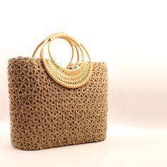 Introducing our handmade Jute Luxury Basket Bag with Bamboo Handles - the perfect summer tote or shoulder bag for anyone who loves unique and stylish accessories! Crafted with care from high-quality jute yarn, this bag is not only durable but also eco-friendly. The bamboo handles add a touch of elegance and comfort, making it easy to carry all your essentials wherever you go. But that's not all - this bag is also fully lined with a unique linen fabric that adds a pop of color and texture. Plus, Crochet Jute Basket, Red Clutch Purse, Crochet Jute, Gold Clutch Purse, Tan Summer, Crochet Clutch Bags, Clutch Purse Black, Beige Purses, Jute Basket