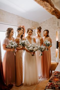 Demoiselles d’honneur robes pêche rose poudrée préparatifs bridal party mariage French Riviera, Bridal Party, Documentaries, Destination Wedding, Wedding Ideas, Bridesmaid Dresses, Wedding Day, Wedding Photographers, Wedding Photography