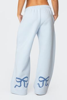 Bonney Bow Detail Sweatpants – edikted Colorful Comfy Outfits, Sweatpants With Design, Cute Airport Fits, Dance Clothes Outfits, Aerie Clothes, Sweatpants Ideas, Bows Outfit, Matching Sets Summer, Sweatpants Graphic