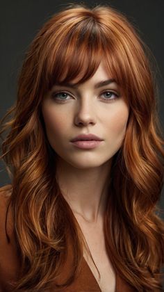 Trendy Fall Hair Colors Copper Highlights on Sleek Straight Hair for Autumn 🍂 Copper And Gray Hair, Copper Hair Dye, Haircuts For Wavy Hair, Hair Help