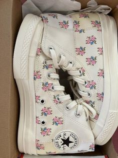 Off White Shoe, Flower Converse, Converse Heels, Converse Cream, Beautiful Objects, Stunning Shoes, Converse Chuck 70