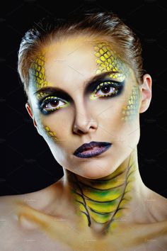 Snake Make Up Ideas, Reptile Makeup Halloween, Snake Dance Costume, Snake Face Makeup, Snake Makeup Halloween, Lizard Face Paint, Snake Halloween Makeup, Snake Eye Makeup, Reptile Makeup