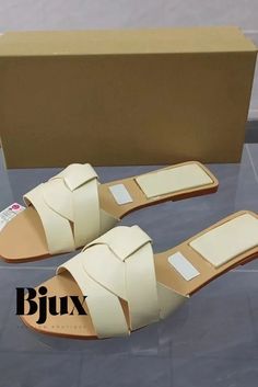 Bjux - Versátiles sandalias Coastal Slip-On para un estilo cotidiano sin esfuerzo y una cómoda suela plana. Cow Hide Shoes, Chic Flats, Comfortable Flats, Shoe Size Chart, Everyday Style, Womens Slippers, Low Heels, Slip On Sandal, Everyday Fashion