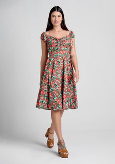 A floral flurry of hand-painted red and yellow blooms in green grass adorably adorn this fit-and-flare dress. Perfect for springtime and beyond, the bodice of this vintage-inspired dress boasts elasticized cap sleeves that offer the option for an off-the shoulder silhouette, and the darling sweetheart neckline features adjustable drawstring detailing at the bust for a custom fit. Cute Red Dresses, Sweetheart Neckline Dress, Midi Dress Style, Fashion 1950s, Mod Cloth Dresses, Spring Fits, Retro Clothing, Vintage Inspired Dresses, Mod Dress