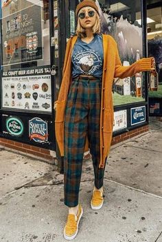 How To Style Plaid Pants, Long Cardigan Outfit, Plaid Pants Outfit, Celana Fashion, Outfit 2020, Mode Tips, Chique Outfits