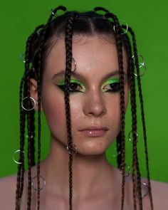 Chain Ponytail, Medium Hairstyles For Thick Hair, Futuristic Hairstyles, Hairstyles For Thick Hair, Fest Outfits, Editorial Hair, Medium Hairstyles