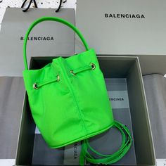 Description Balen Le Cagole Medium Bucket Bag In Green, For Women, Bags 11.8in/30cm Rep 1:1 Size: 23 x 30 x 17 cm / 9 x 11.8 x 6.7 inches (Lenght x Height x Width) Bucket bag Two hand-braided handles Adjustable and removable shoulder strap Braided shoulder pad Front zipped pocket with knotted puller Drawstring closure 1 inner pocket Wipe with a soft cloth Includes dust bag. This product is of the best quality. Balenciaga Bag, Casual Backpack, Adidas Shoes, Shoulder Pads, Designing Women, Bucket Bag, Contact Us, Fashion Bags, Balenciaga