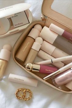 Minimal Makeup Collection Aesthetic, Mekaup Products, Light Makeup Products, Make Up Astethic, Doing Makeup Aesthetic, Cute Skincare Products, Pretty Makeup Products, Rate Beauty, Aesthetic Beauty Products