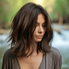 Medium-length layered hairstyles are the best of both worlds, meaning long and short cuts. They offer all the same vibrancy of a short, trendy cut with a #mediumlengthhaircut Very Short Bob Hairstyles, Layered Hairstyles, Medium Length Hair With Layers, Hoco Hairstyles, Lob Haircut, Top Hairstyles, Busy Women, Bob Hair