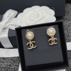 1:1 REPLICA JEWELRY   This product is of the best quality.  The production time is 3-5 working days.  Includes box, dust bag, care manual, booklet, card, bill of sale.. Bill Of Sale, Replica Jewelry, Dust Bag, Pearl Earrings