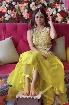 Mehendi Dress Brides, Haldi Dress Ideas, Haldi Outfit For Bride, Mehndi Dress For Bride, Mehendi Dress, Mehandi Outfits, Casual Bridal Dress, Haldi Ceremony Outfit