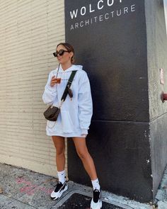 9 Outfits que conquistarán a ese reggaetonero que te trae loca White Hoodie Outfit, Hoodie Dress Outfit, Oversized Hoodie Outfit, Sweatshirt Dress Outfit, Oversized Outfit, Outfit Mujer, Hoodie Outfit, Teenage Fashion Outfits, Fall Fashion Outfits